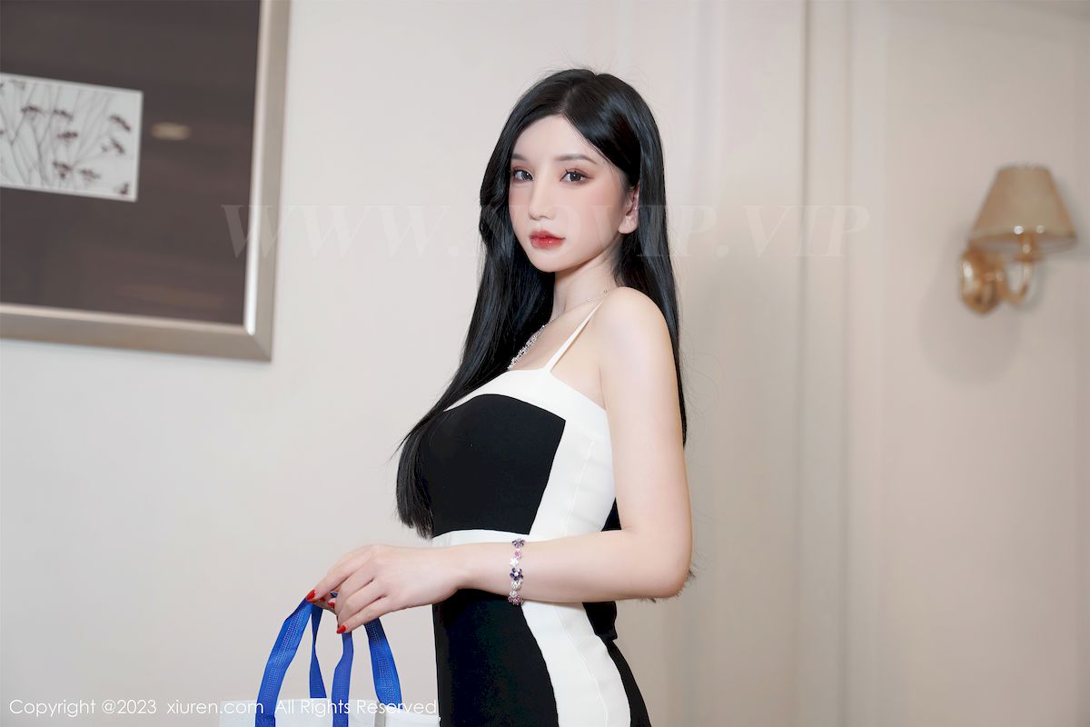 秀人网性感女神周于希Sally黑白长裙原色丝袜澳门旅拍 – 美女 –