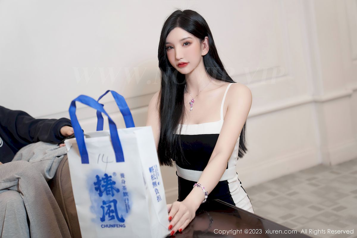 秀人网性感女神周于希Sally黑白长裙原色丝袜澳门旅拍 – 美女 –