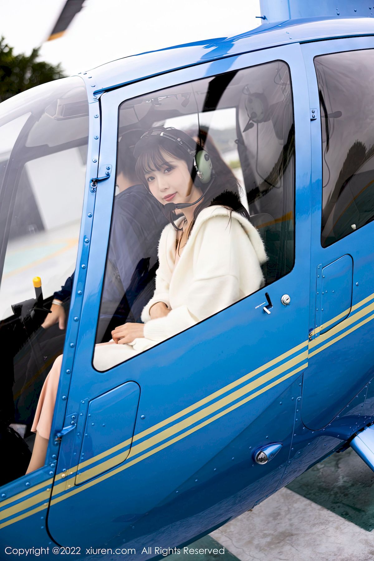 [秀人XiuRen] No.6052 模特林星阑 – 淡红色连衣长裙+原色丝袜性感写真