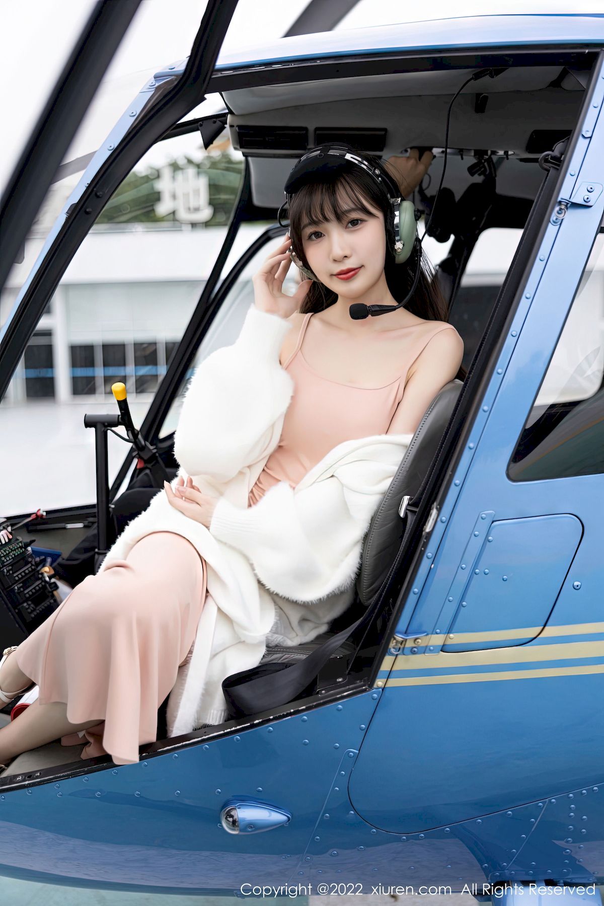 [秀人XiuRen] No.6052 模特林星阑 – 淡红色连衣长裙+原色丝袜性感写真