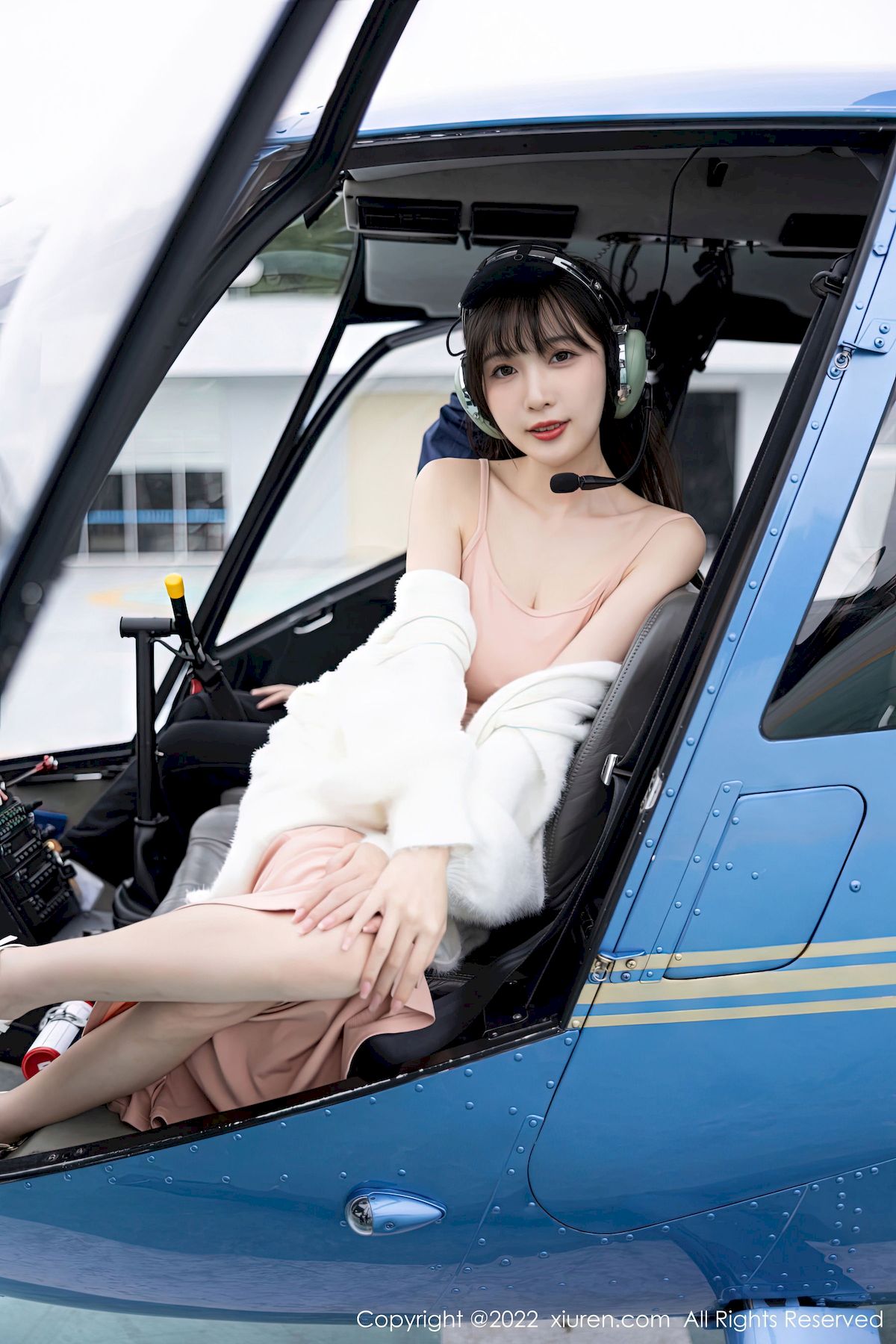 [秀人XiuRen] No.6052 模特林星阑 – 淡红色连衣长裙+原色丝袜性感写真