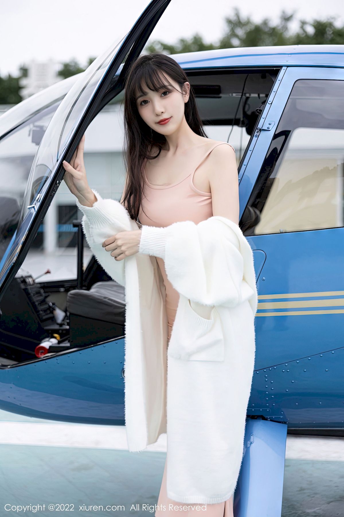 [秀人XiuRen] No.6052 模特林星阑 – 淡红色连衣长裙+原色丝袜性感写真