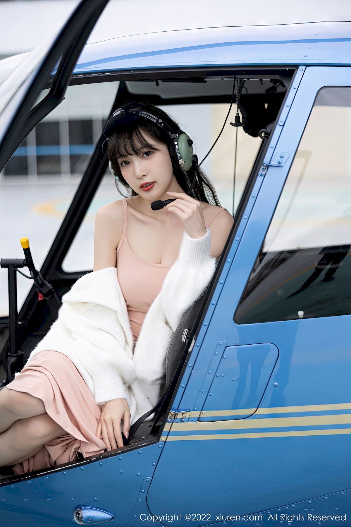[秀人XiuRen] No.6052 模特林星阑 – 淡红色连衣长裙+原色丝袜性感写真