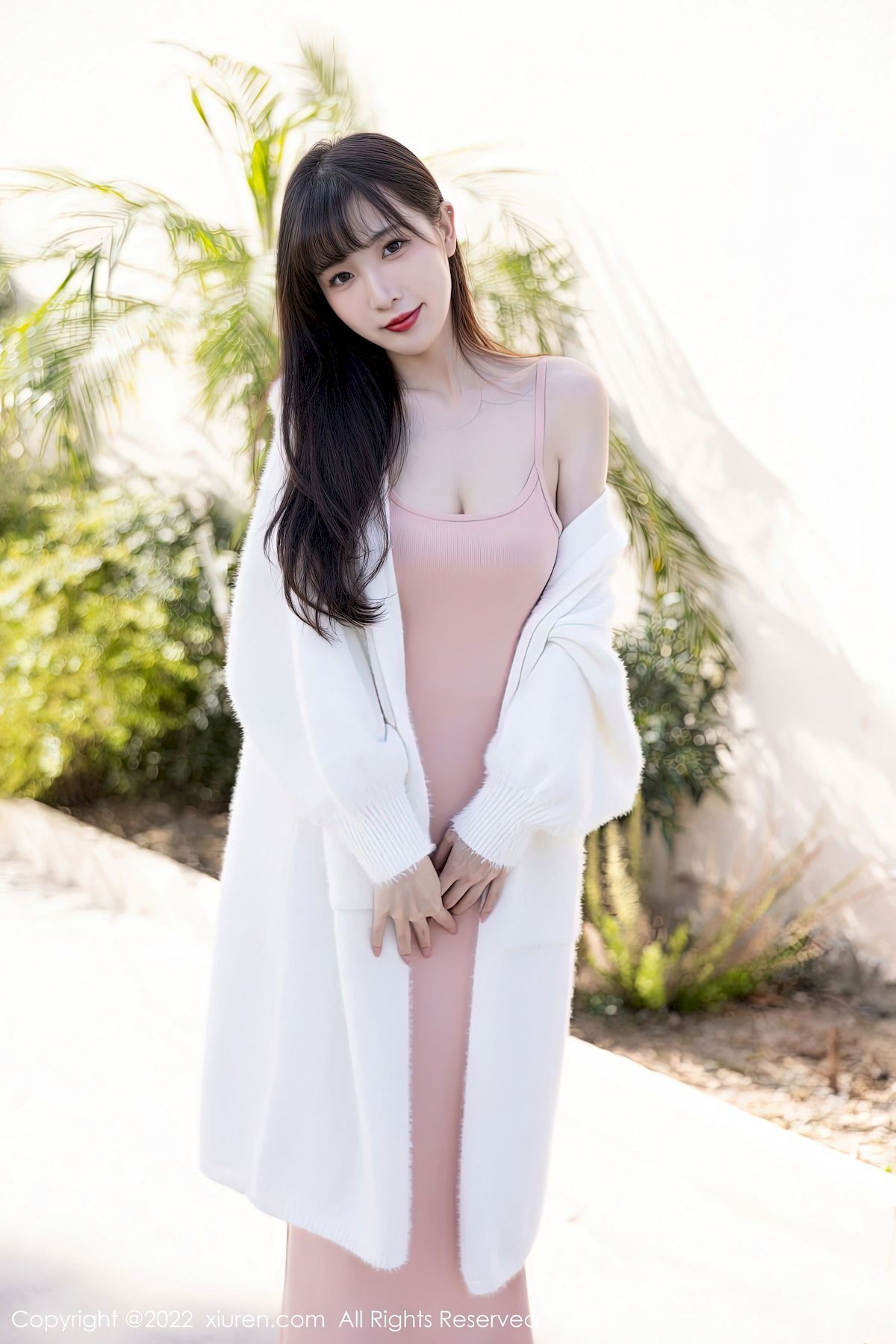 [秀人XiuRen] No.6052 模特林星阑 – 淡红色连衣长裙+原色丝袜性感写真