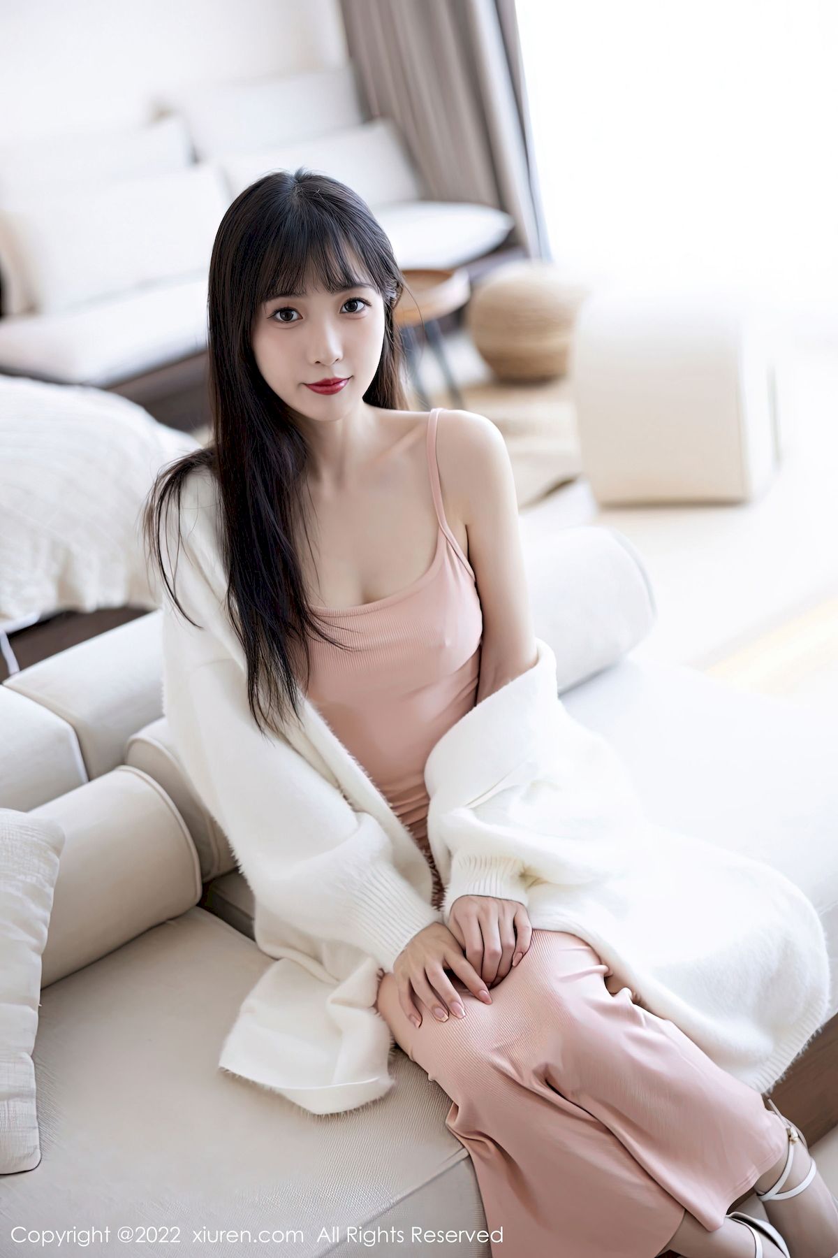 [秀人XiuRen] No.6052 模特林星阑 – 淡红色连衣长裙+原色丝袜性感写真