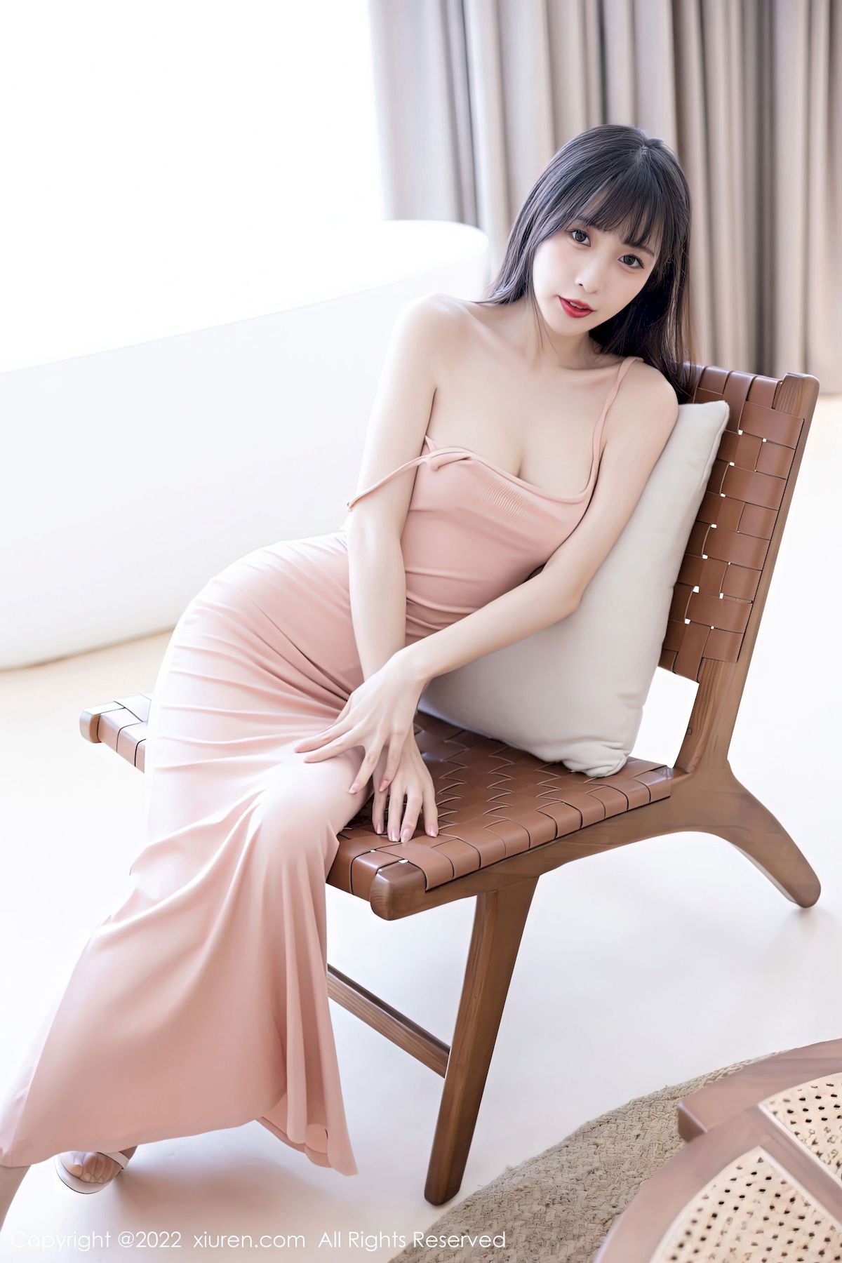 [秀人XiuRen] No.6052 模特林星阑 – 淡红色连衣长裙+原色丝袜性感写真