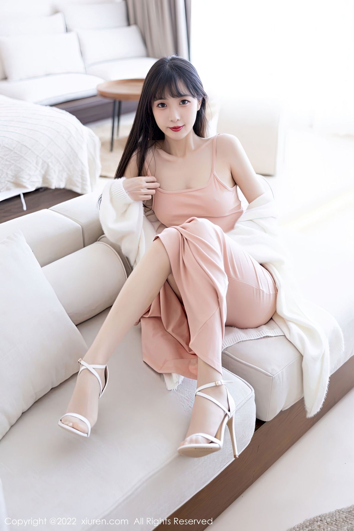 [秀人XiuRen] No.6052 模特林星阑 – 淡红色连衣长裙+原色丝袜性感写真