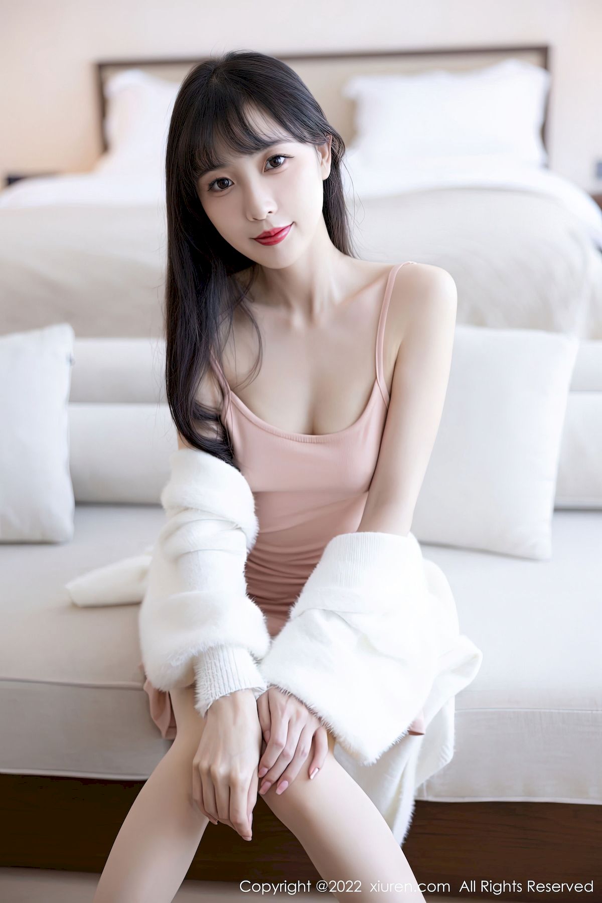 [秀人XiuRen] No.6052 模特林星阑 – 淡红色连衣长裙+原色丝袜性感写真
