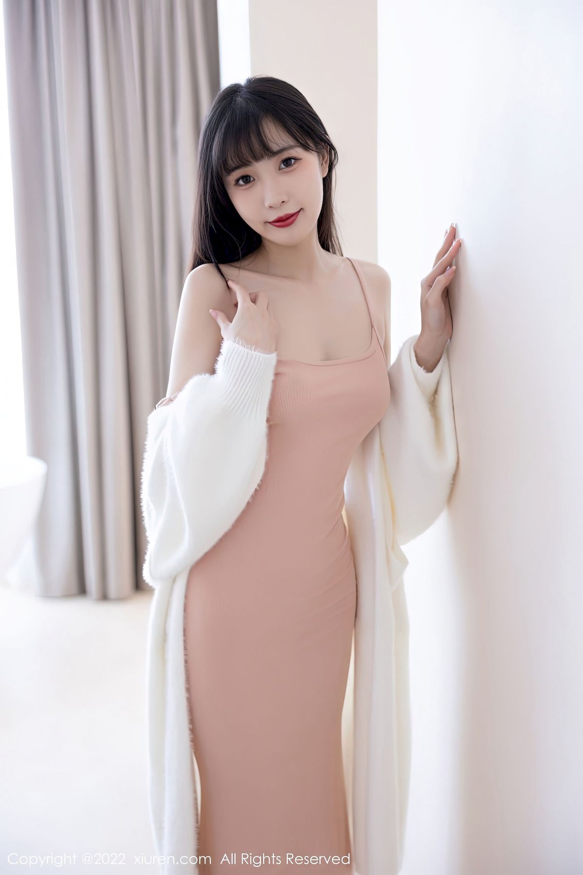 [秀人XiuRen] No.6052 模特林星阑 – 淡红色连衣长裙+原色丝袜性感写真