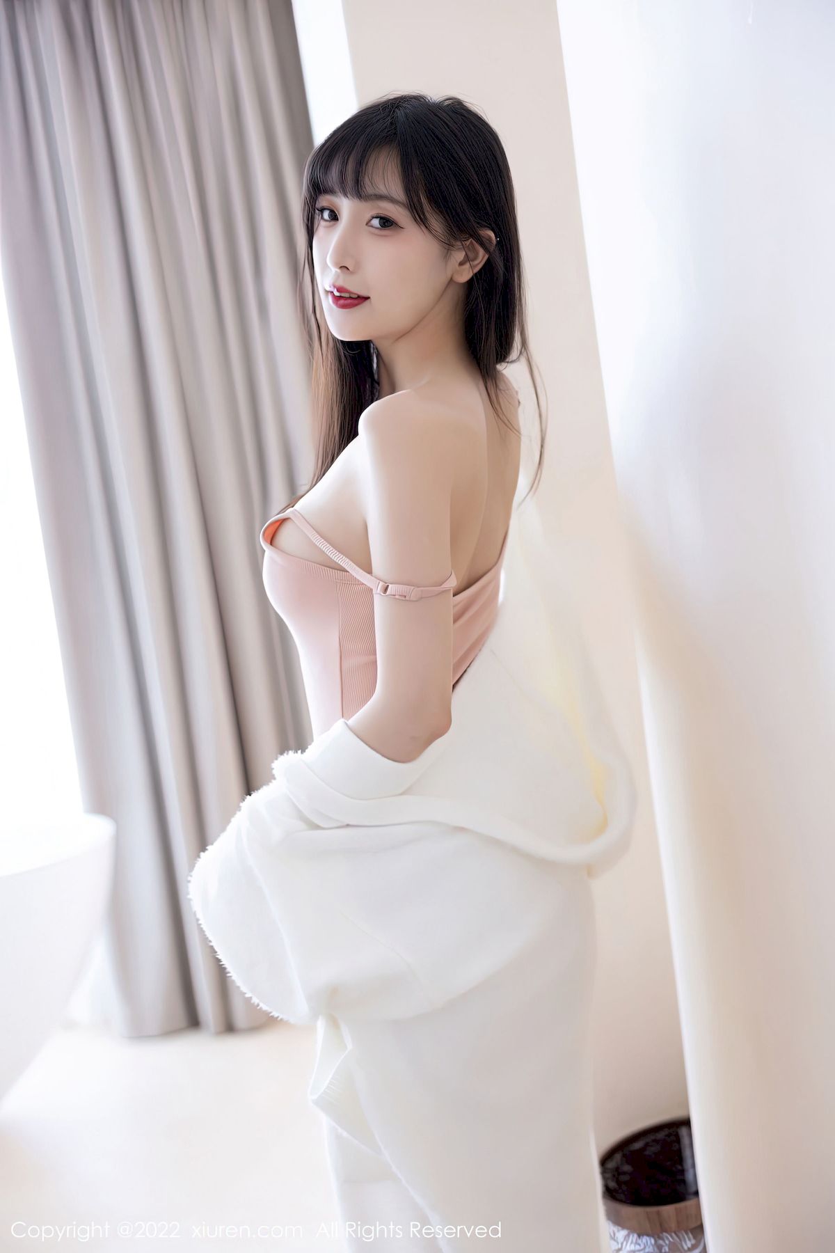 [秀人XiuRen] No.6052 模特林星阑 – 淡红色连衣长裙+原色丝袜性感写真