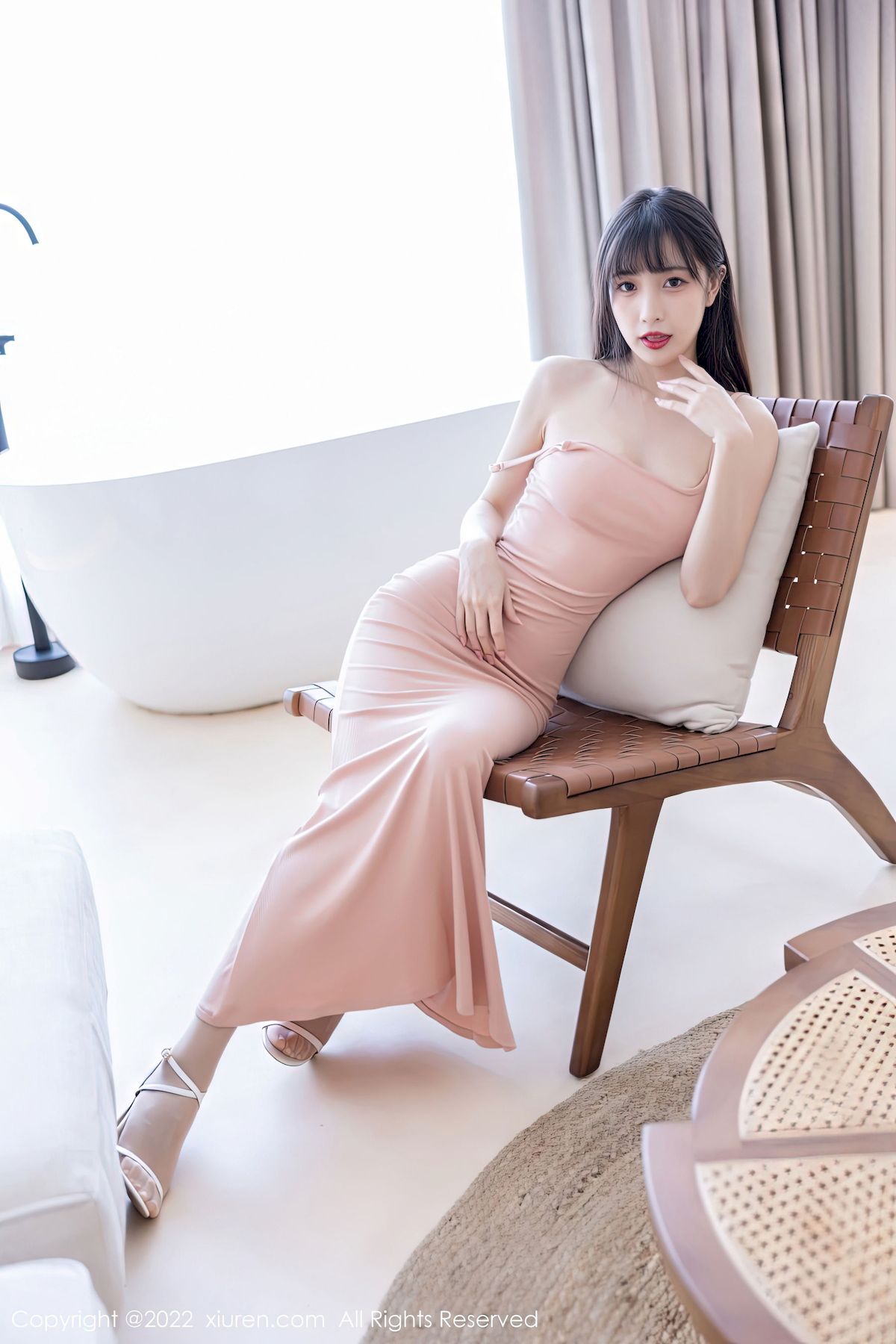 [秀人XiuRen] No.6052 模特林星阑 – 淡红色连衣长裙+原色丝袜性感写真