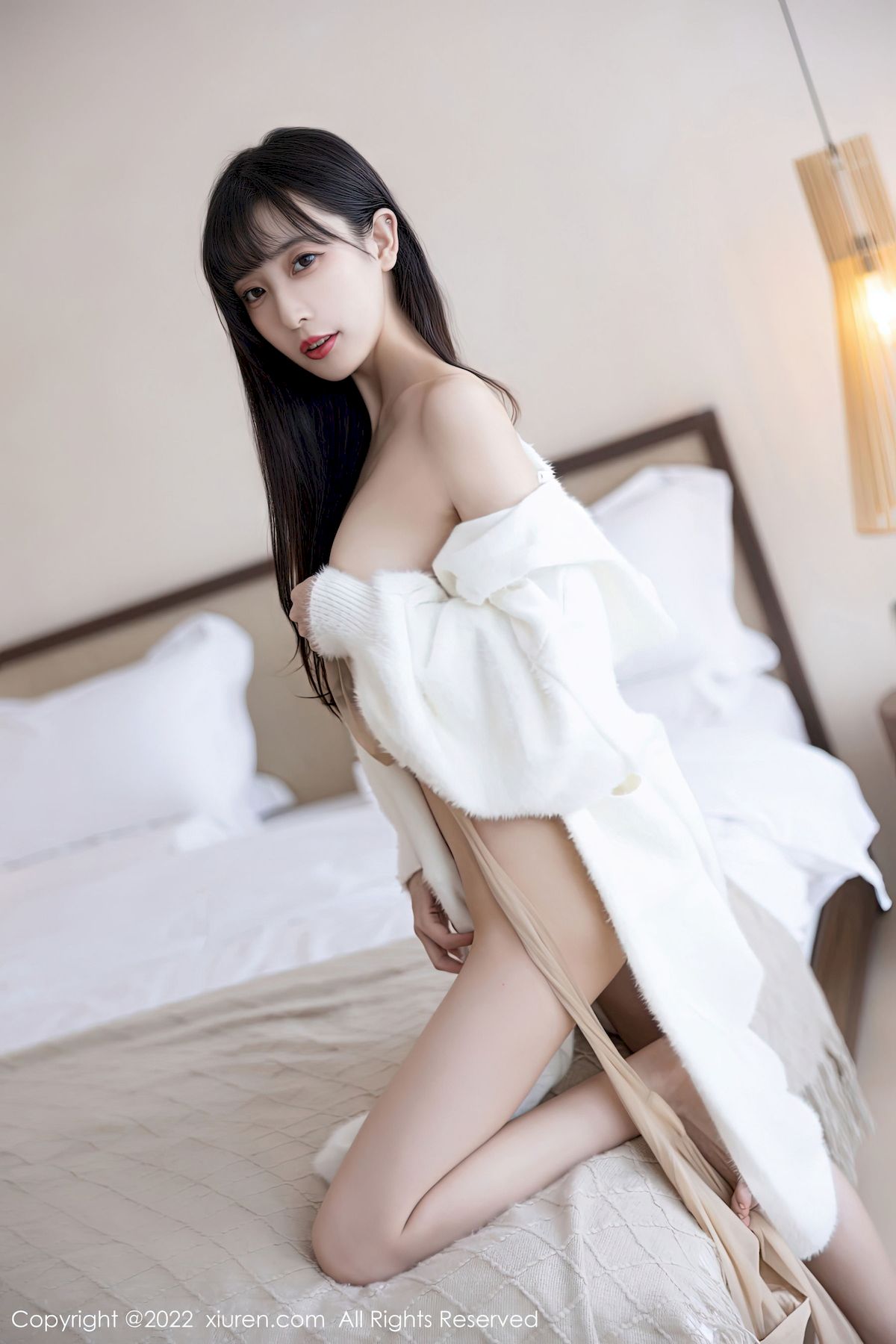 [秀人XiuRen] No.6052 模特林星阑 – 淡红色连衣长裙+原色丝袜性感写真