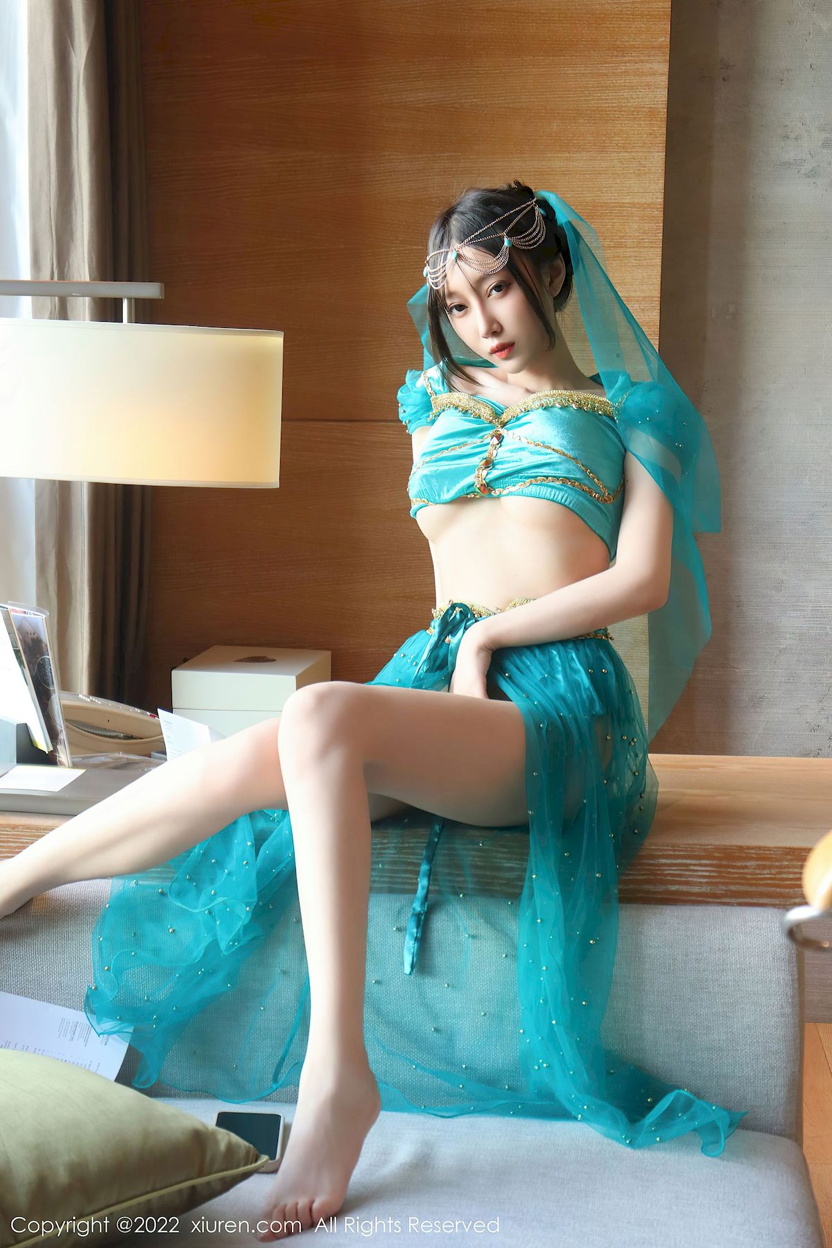 [秀人XiuRen] No.5670 模特玥儿玥er – 银色吊带裙+西域风情香格里拉旅拍