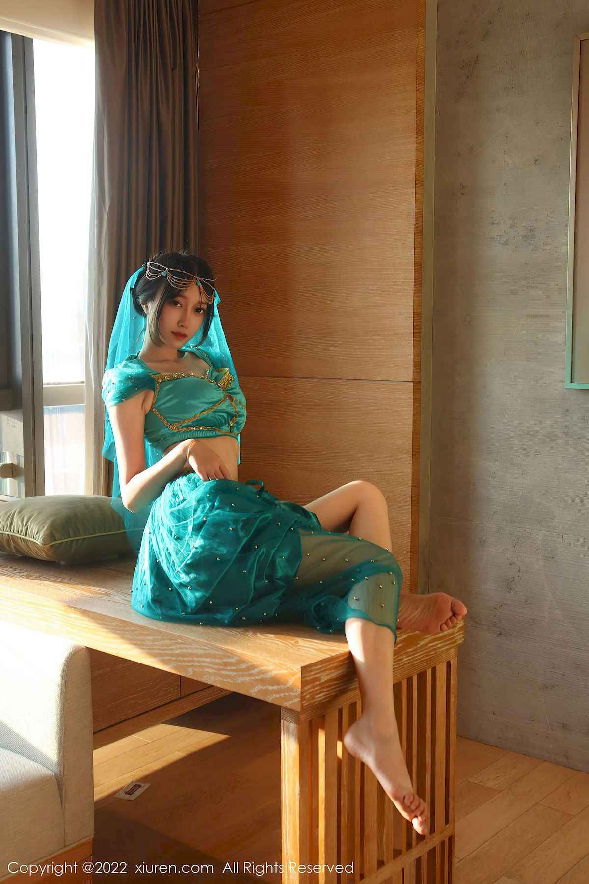 [秀人XiuRen] No.5670 模特玥儿玥er – 银色吊带裙+西域风情香格里拉旅拍