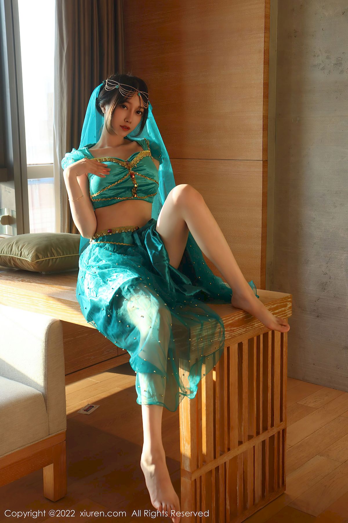 [秀人XiuRen] No.5670 模特玥儿玥er – 银色吊带裙+西域风情香格里拉旅拍