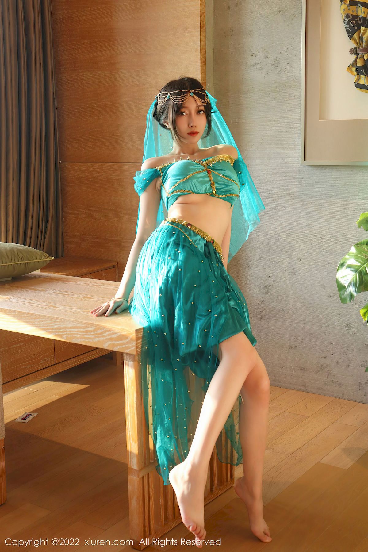 [秀人XiuRen] No.5670 模特玥儿玥er – 银色吊带裙+西域风情香格里拉旅拍