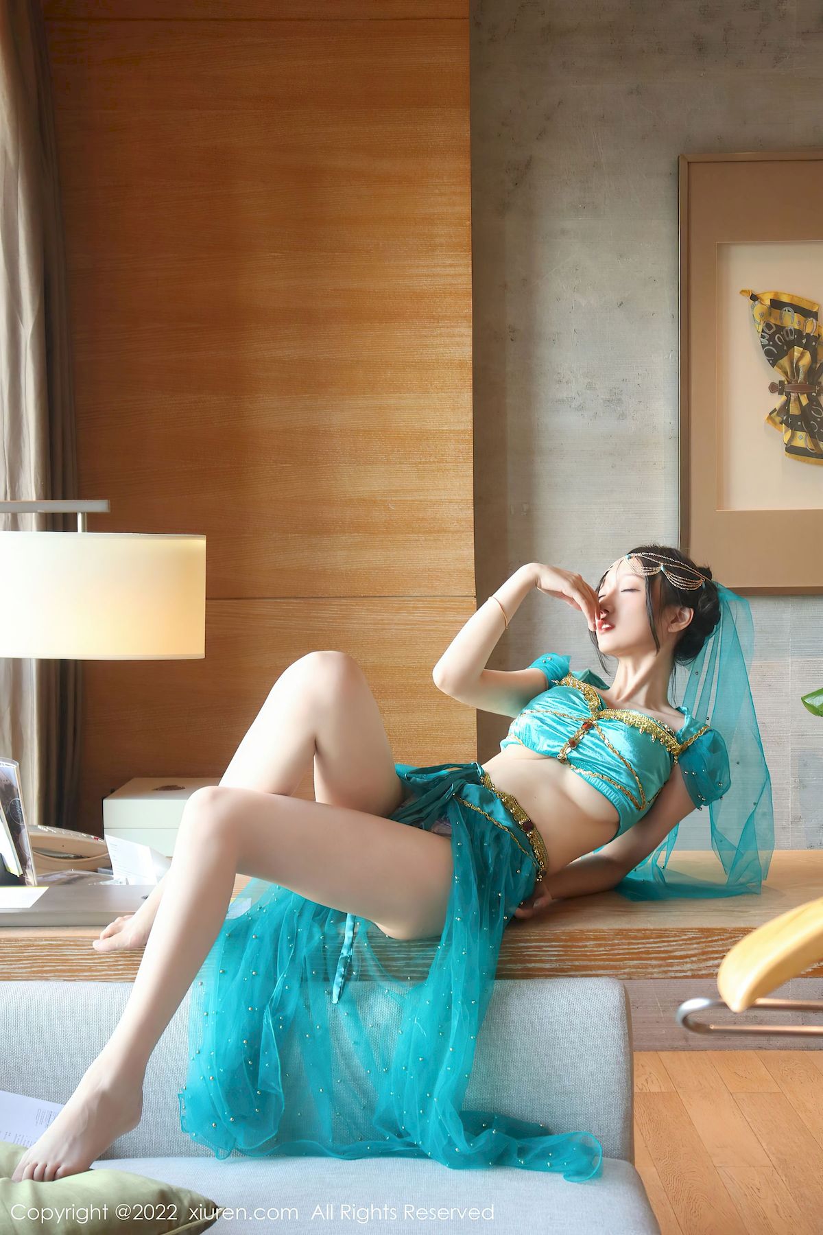 [秀人XiuRen] No.5670 模特玥儿玥er – 银色吊带裙+西域风情香格里拉旅拍