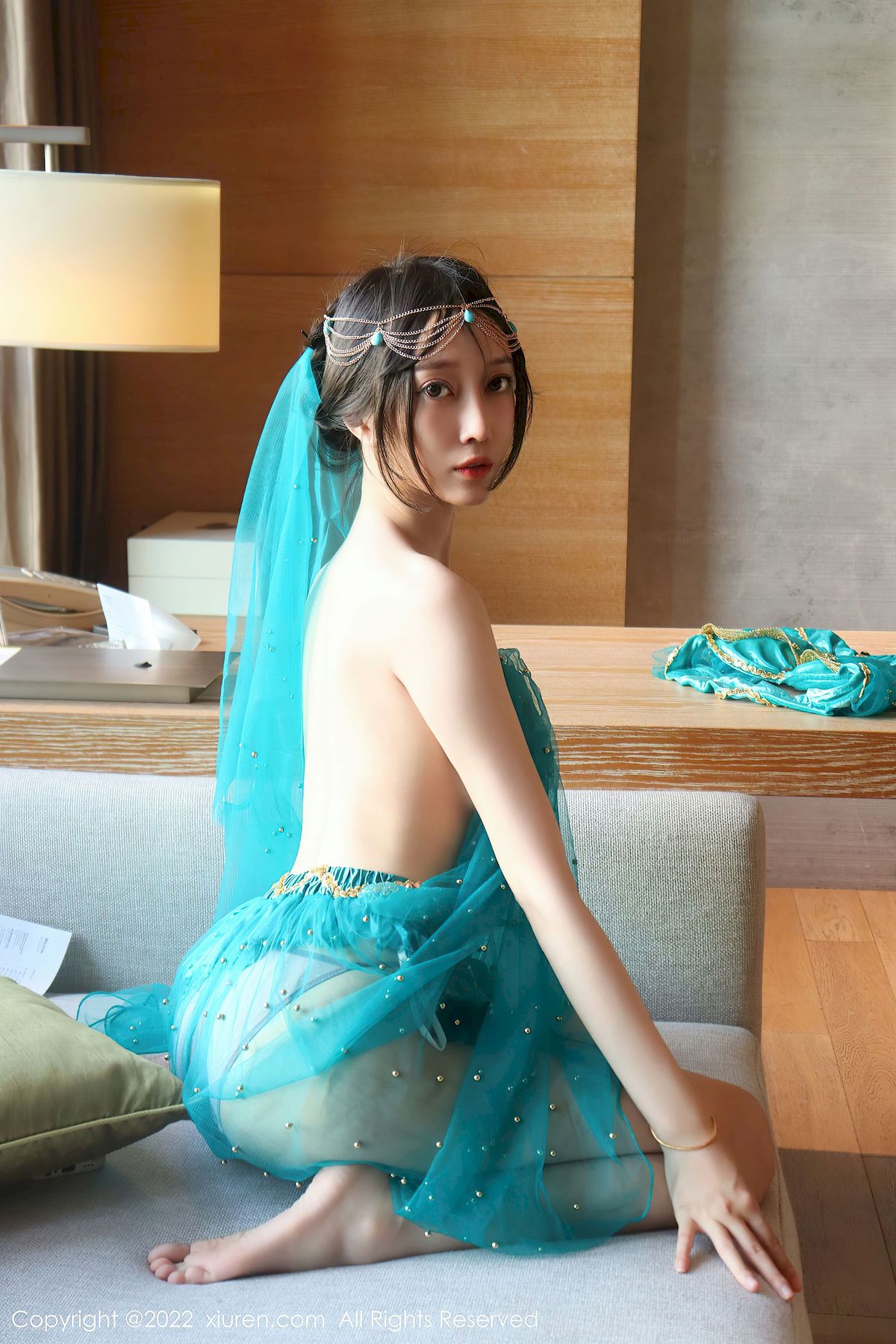 [秀人XiuRen] No.5670 模特玥儿玥er – 银色吊带裙+西域风情香格里拉旅拍