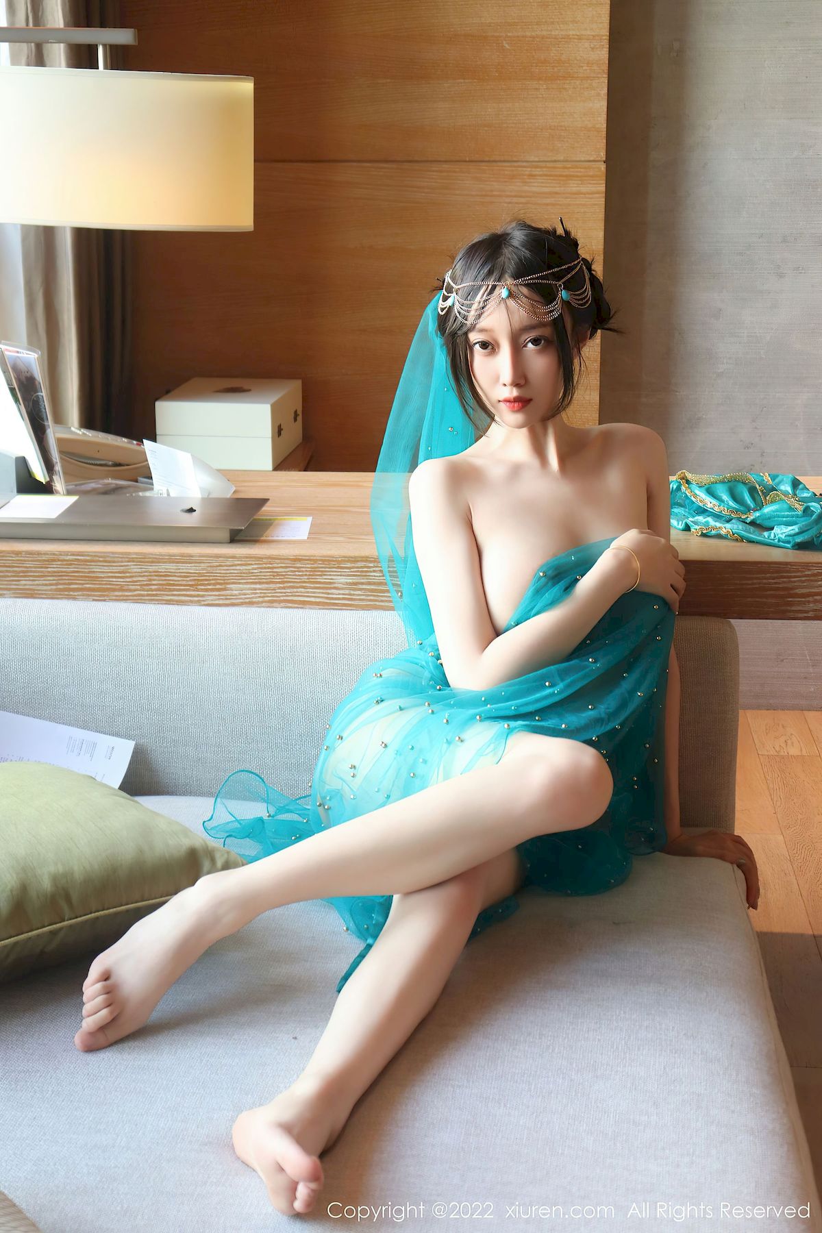 [秀人XiuRen] No.5670 模特玥儿玥er – 银色吊带裙+西域风情香格里拉旅拍