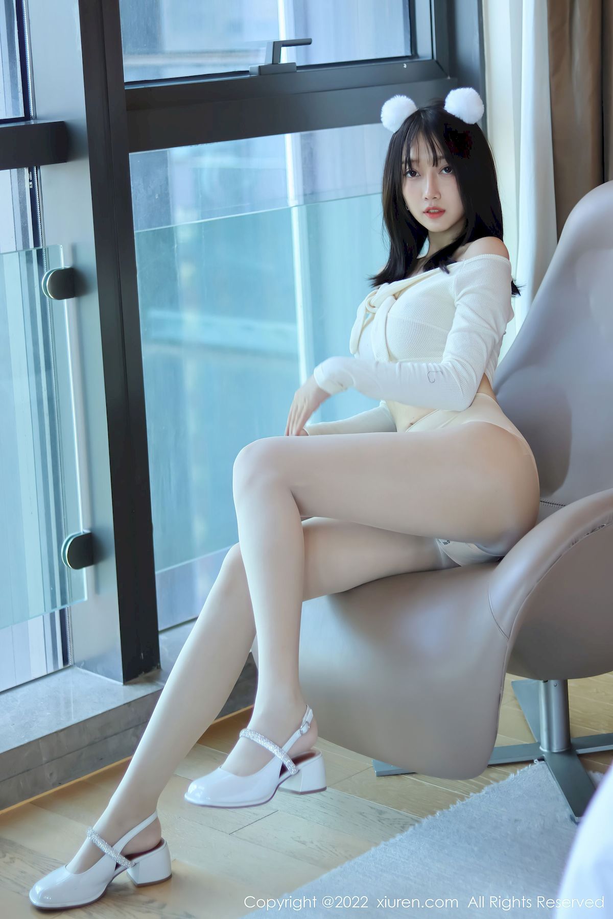 [秀人XiuRen] No.5598 模特玥儿玥er – 米色上衣+原色丝袜香格里拉旅拍