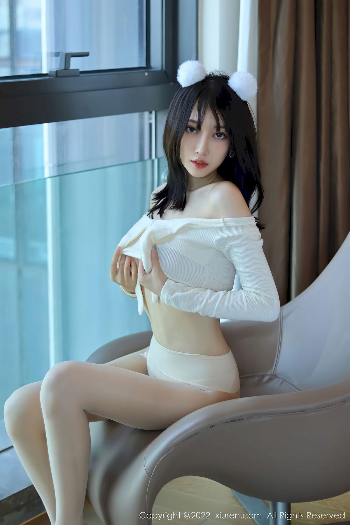 [秀人XiuRen] No.5598 模特玥儿玥er – 米色上衣+原色丝袜香格里拉旅拍