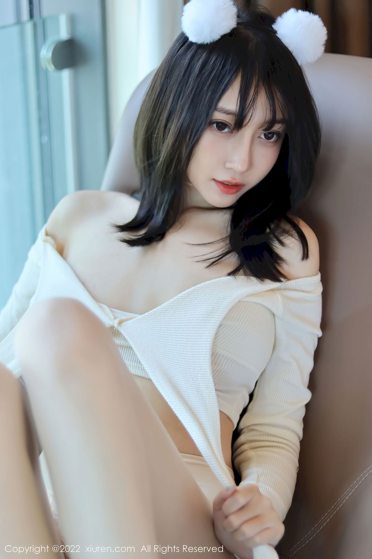 [秀人XiuRen] No.5598 模特玥儿玥er – 米色上衣+原色丝袜香格里拉旅拍