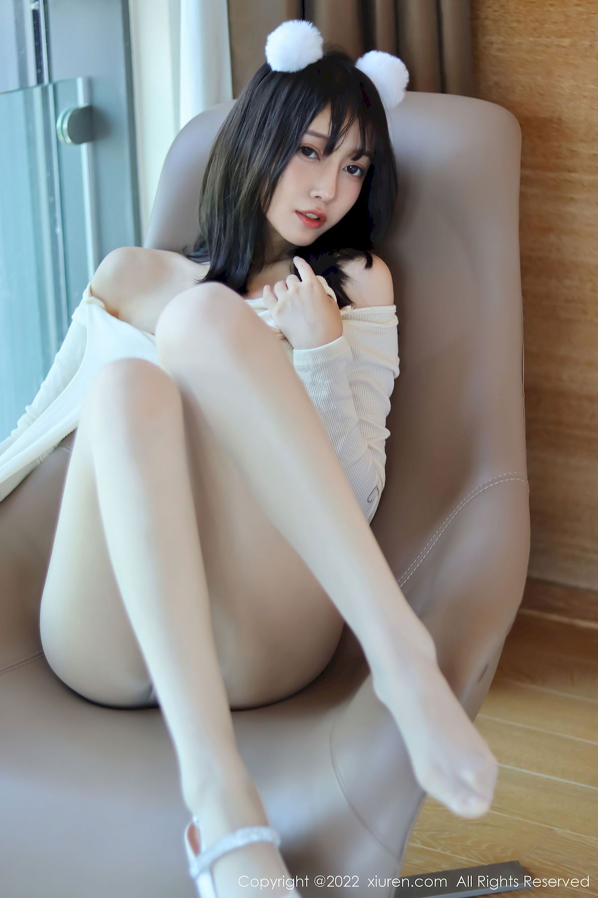 [秀人XiuRen] No.5598 模特玥儿玥er – 米色上衣+原色丝袜香格里拉旅拍