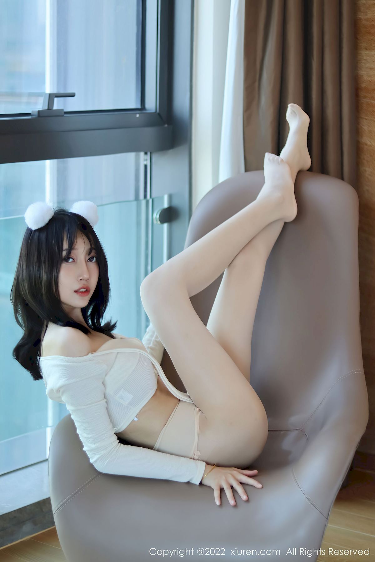 [秀人XiuRen] No.5598 模特玥儿玥er – 米色上衣+原色丝袜香格里拉旅拍