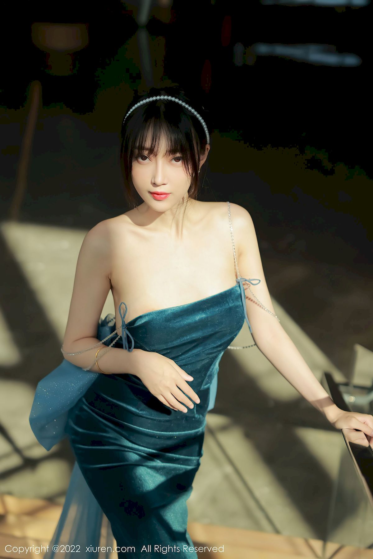 [秀人XiuRen] No.5493 玥儿玥er – 暗绿色吊带长礼裙+原色丝袜香格里拉旅拍