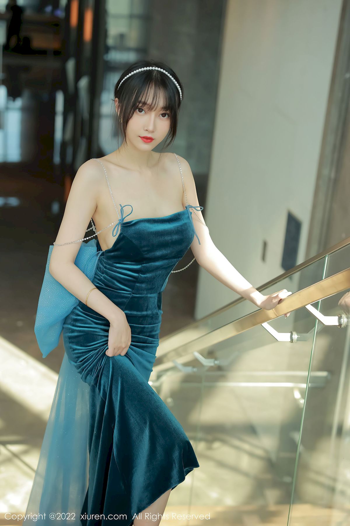 [秀人XiuRen] No.5493 玥儿玥er – 暗绿色吊带长礼裙+原色丝袜香格里拉旅拍
