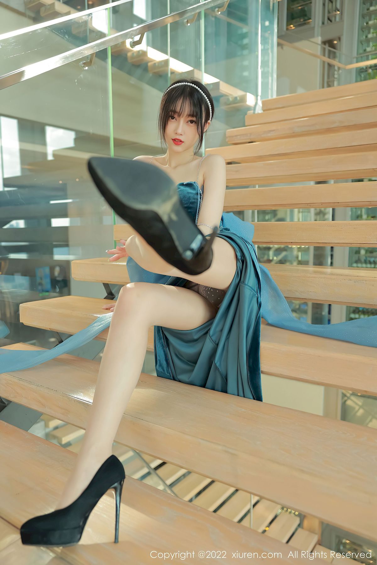 [秀人XiuRen] No.5493 玥儿玥er – 暗绿色吊带长礼裙+原色丝袜香格里拉旅拍