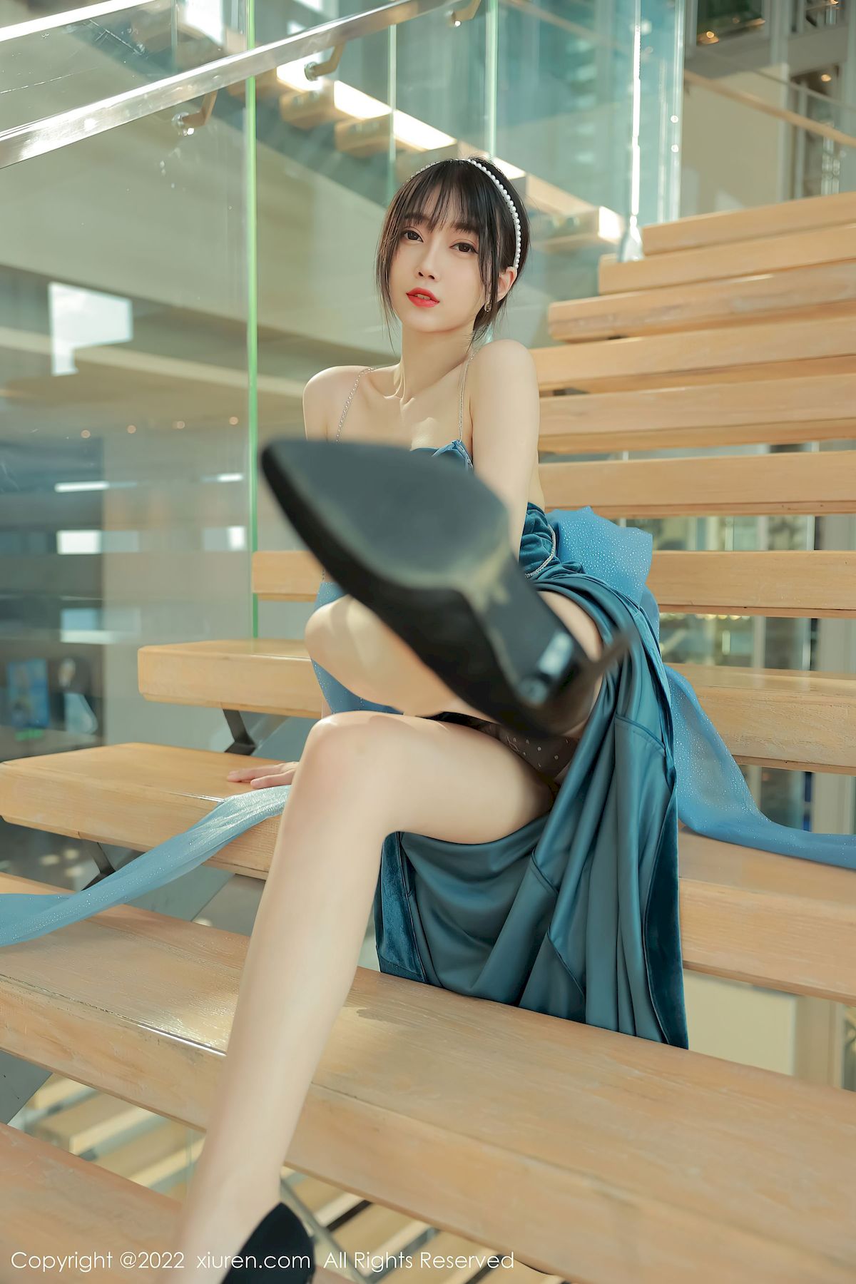 [秀人XiuRen] No.5493 玥儿玥er – 暗绿色吊带长礼裙+原色丝袜香格里拉旅拍