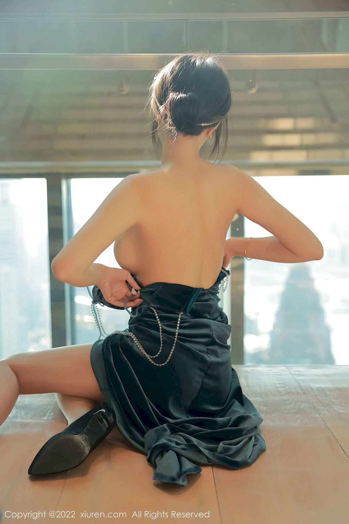 [秀人XiuRen] No.5493 玥儿玥er – 暗绿色吊带长礼裙+原色丝袜香格里拉旅拍