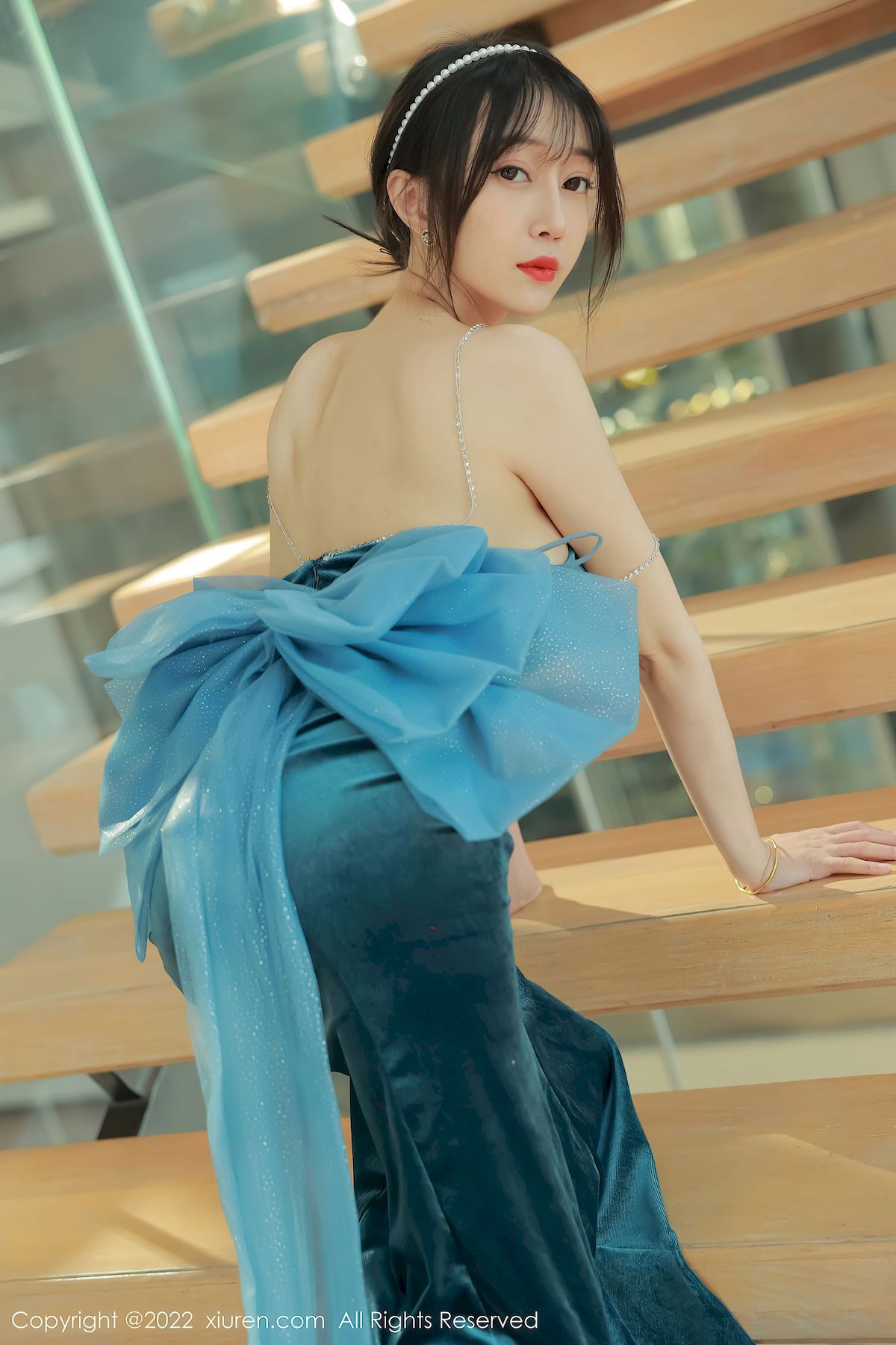 [秀人XiuRen] No.5493 玥儿玥er – 暗绿色吊带长礼裙+原色丝袜香格里拉旅拍