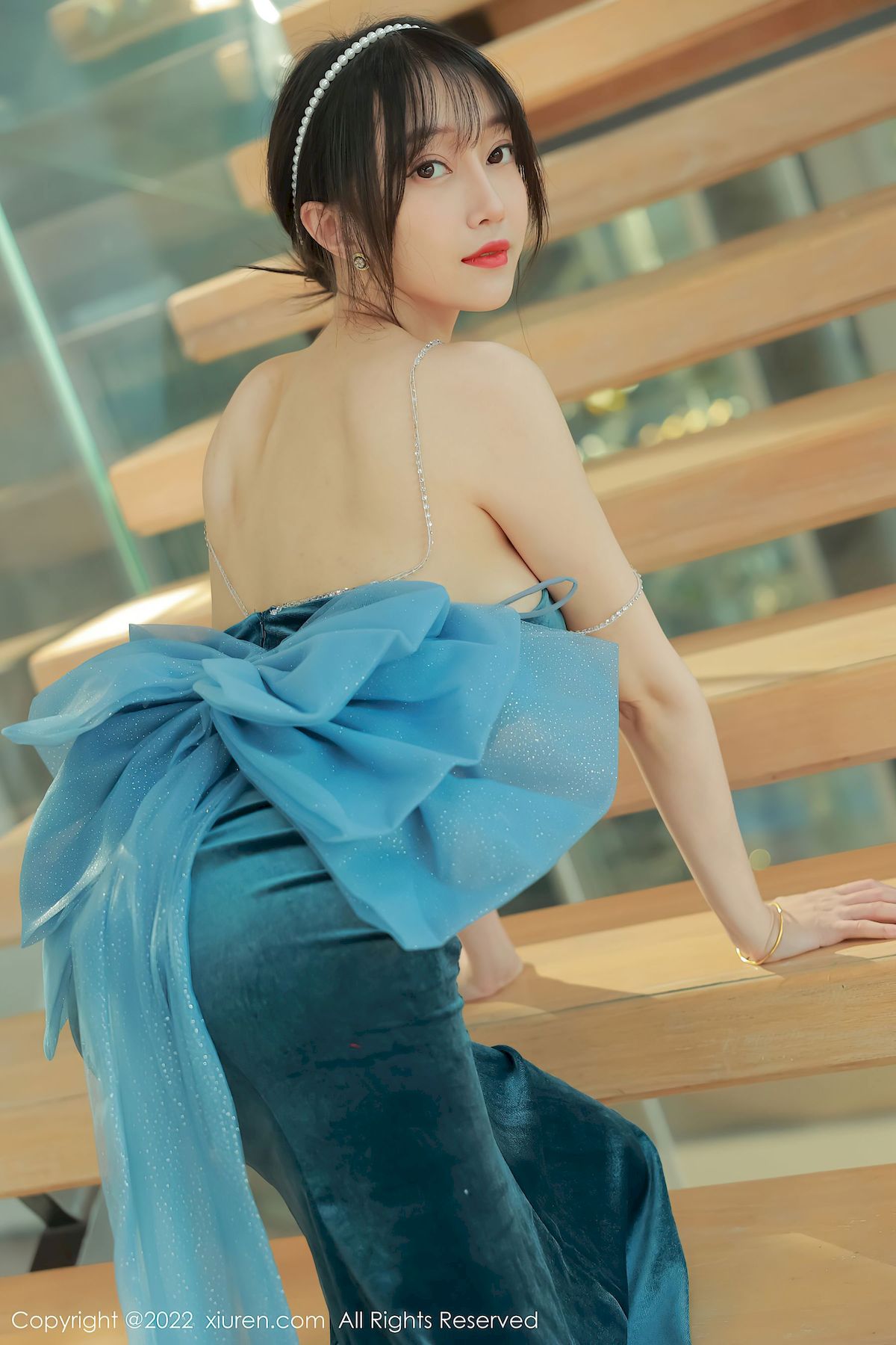 [秀人XiuRen] No.5493 玥儿玥er – 暗绿色吊带长礼裙+原色丝袜香格里拉旅拍