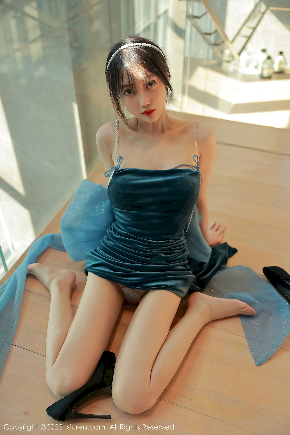 [秀人XiuRen] No.5493 玥儿玥er – 暗绿色吊带长礼裙+原色丝袜香格里拉旅拍