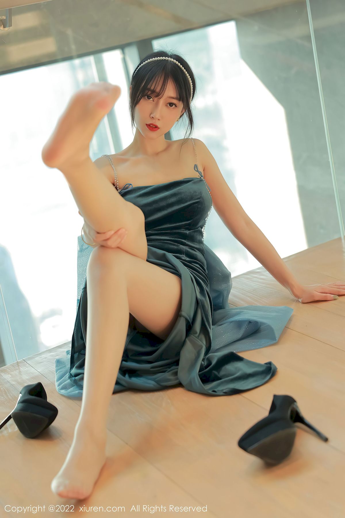 [秀人XiuRen] No.5493 玥儿玥er – 暗绿色吊带长礼裙+原色丝袜香格里拉旅拍