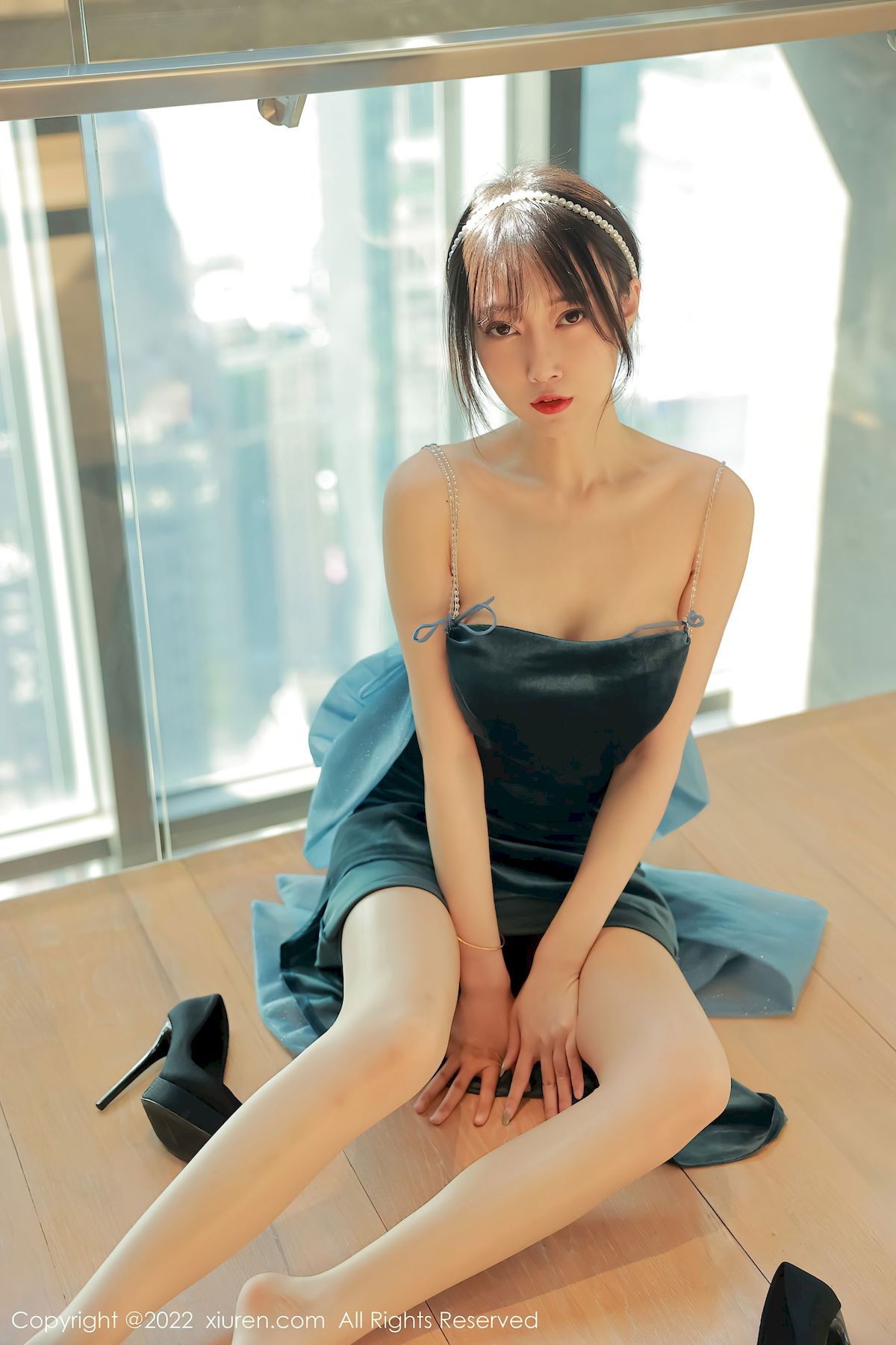 [秀人XiuRen] No.5493 玥儿玥er – 暗绿色吊带长礼裙+原色丝袜香格里拉旅拍