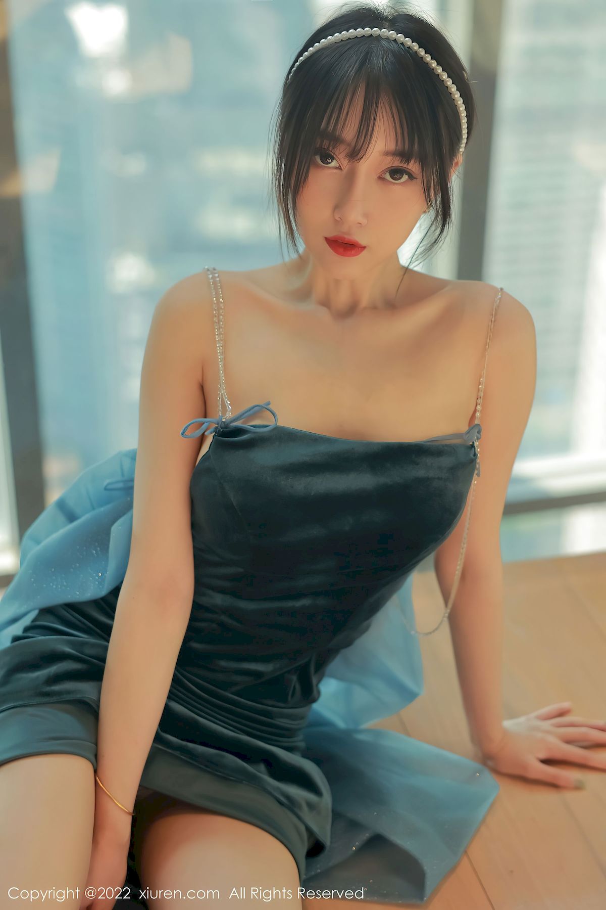 [秀人XiuRen] No.5493 玥儿玥er – 暗绿色吊带长礼裙+原色丝袜香格里拉旅拍