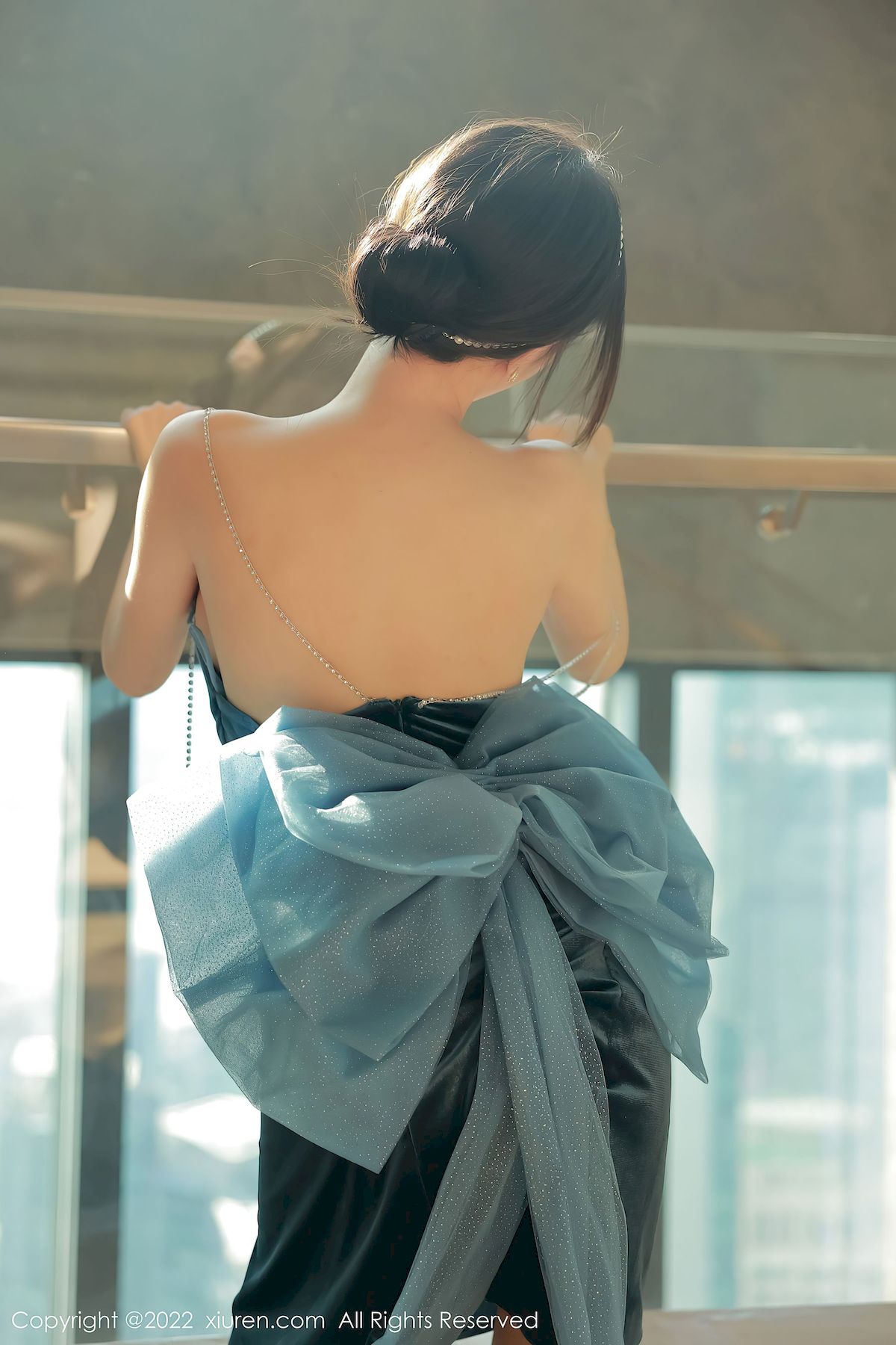 [秀人XiuRen] No.5493 玥儿玥er – 暗绿色吊带长礼裙+原色丝袜香格里拉旅拍