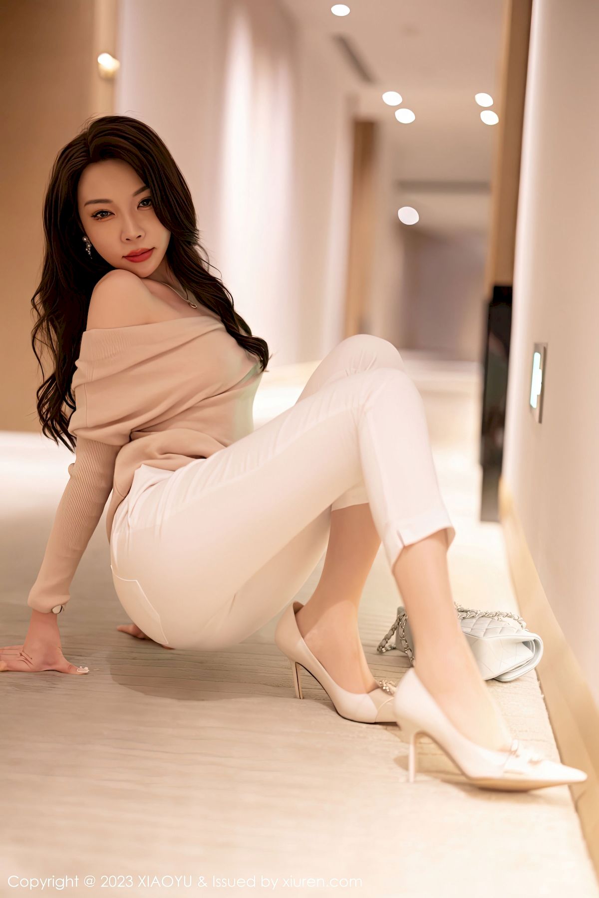[语画界XIAOYU] Vol.940 女神徐莉芝Booty – 暖色上衣+白色长裤性感写真