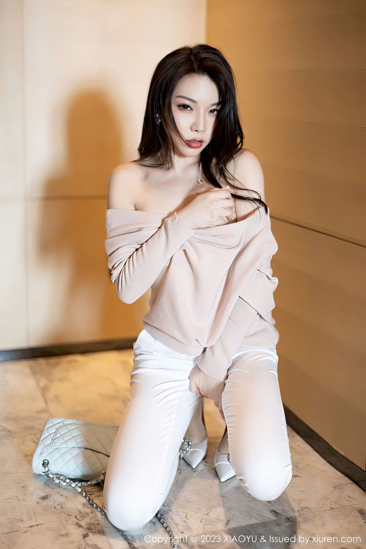 [语画界XIAOYU] Vol.940 女神徐莉芝Booty – 暖色上衣+白色长裤性感写真