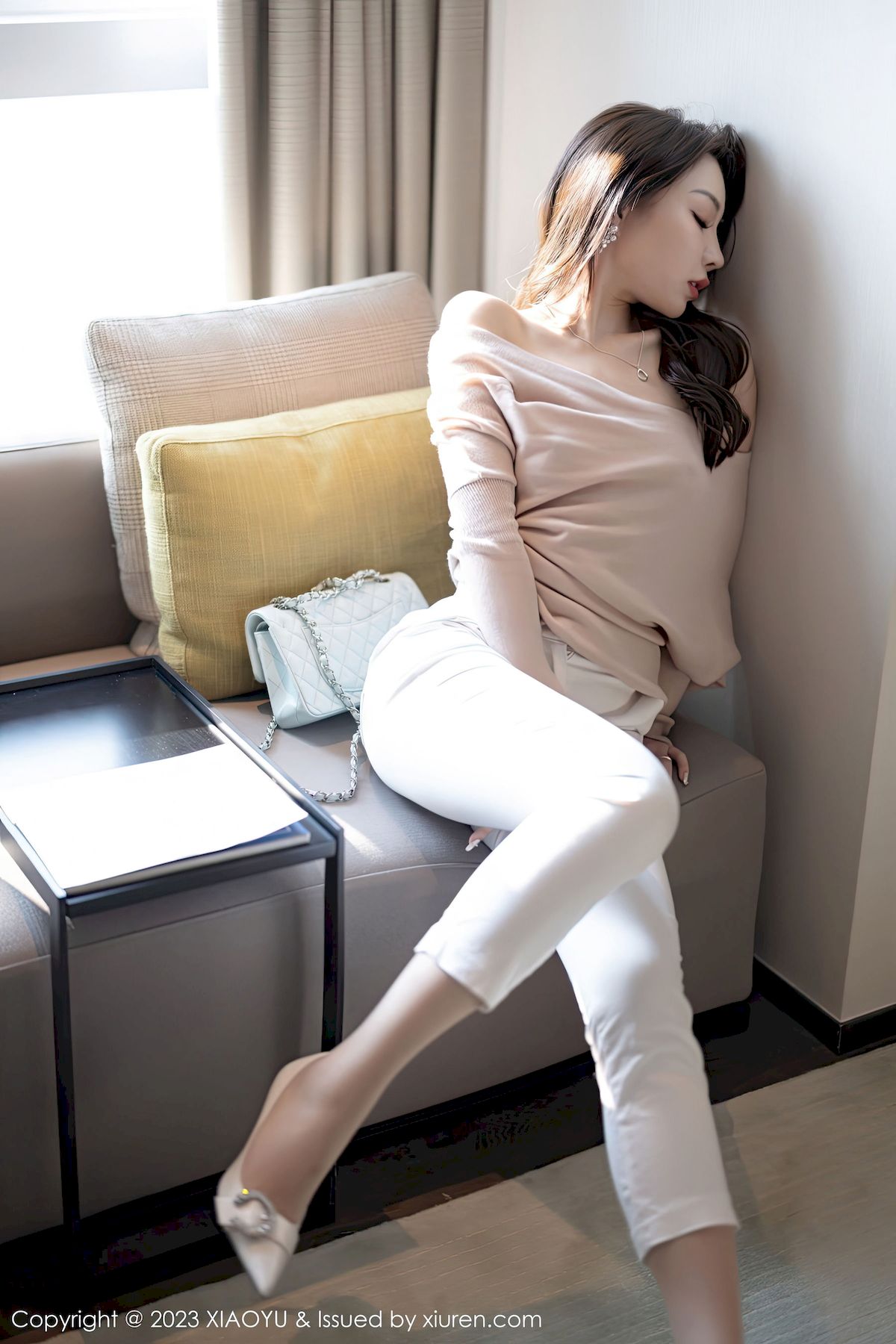 [语画界XIAOYU] Vol.940 女神徐莉芝Booty – 暖色上衣+白色长裤性感写真