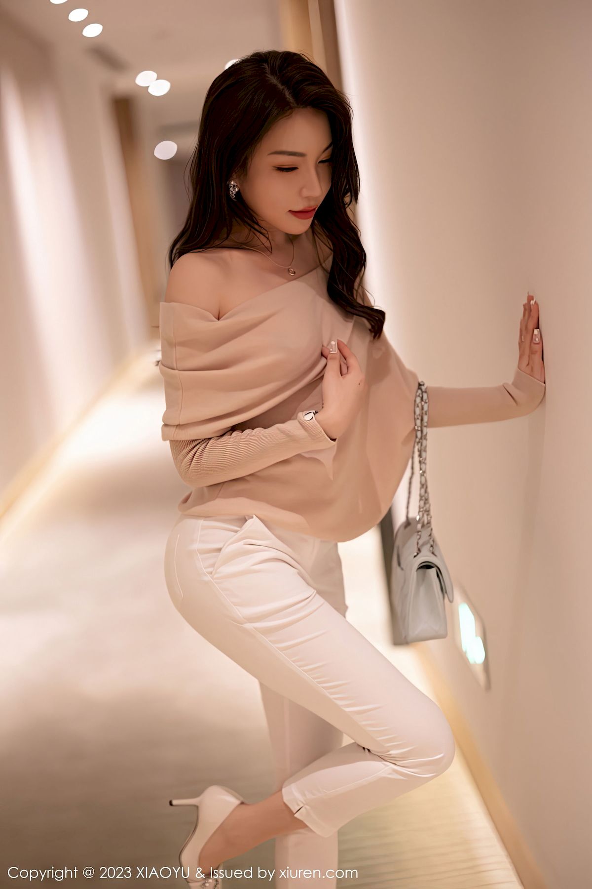 [语画界XIAOYU] Vol.940 女神徐莉芝Booty – 暖色上衣+白色长裤性感写真