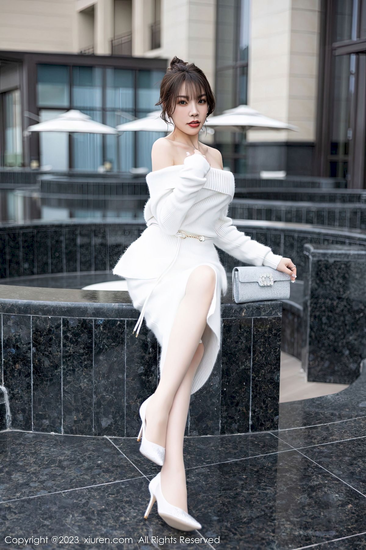 [秀人XiuRen] No.6132 女神徐莉芝Booty – 露肩连衣长裙+原色丝袜性感写真