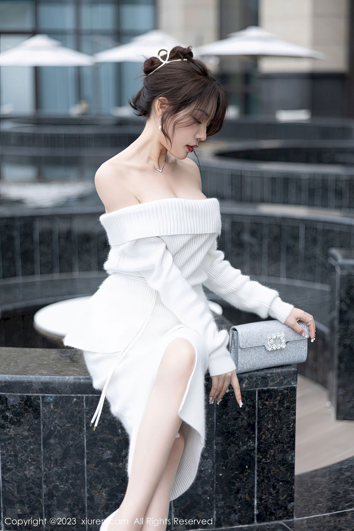 [秀人XiuRen] No.6132 女神徐莉芝Booty – 露肩连衣长裙+原色丝袜性感写真