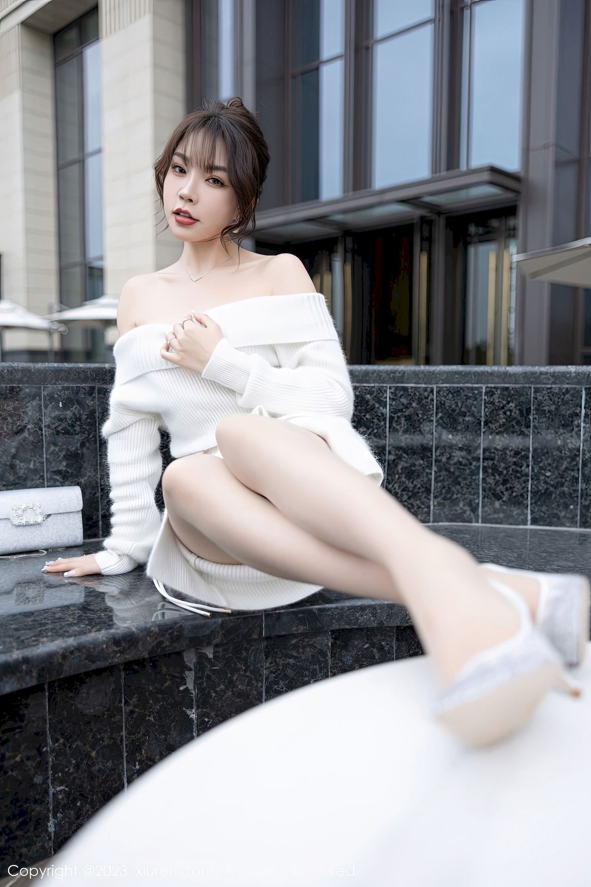 [秀人XiuRen] No.6132 女神徐莉芝Booty – 露肩连衣长裙+原色丝袜性感写真