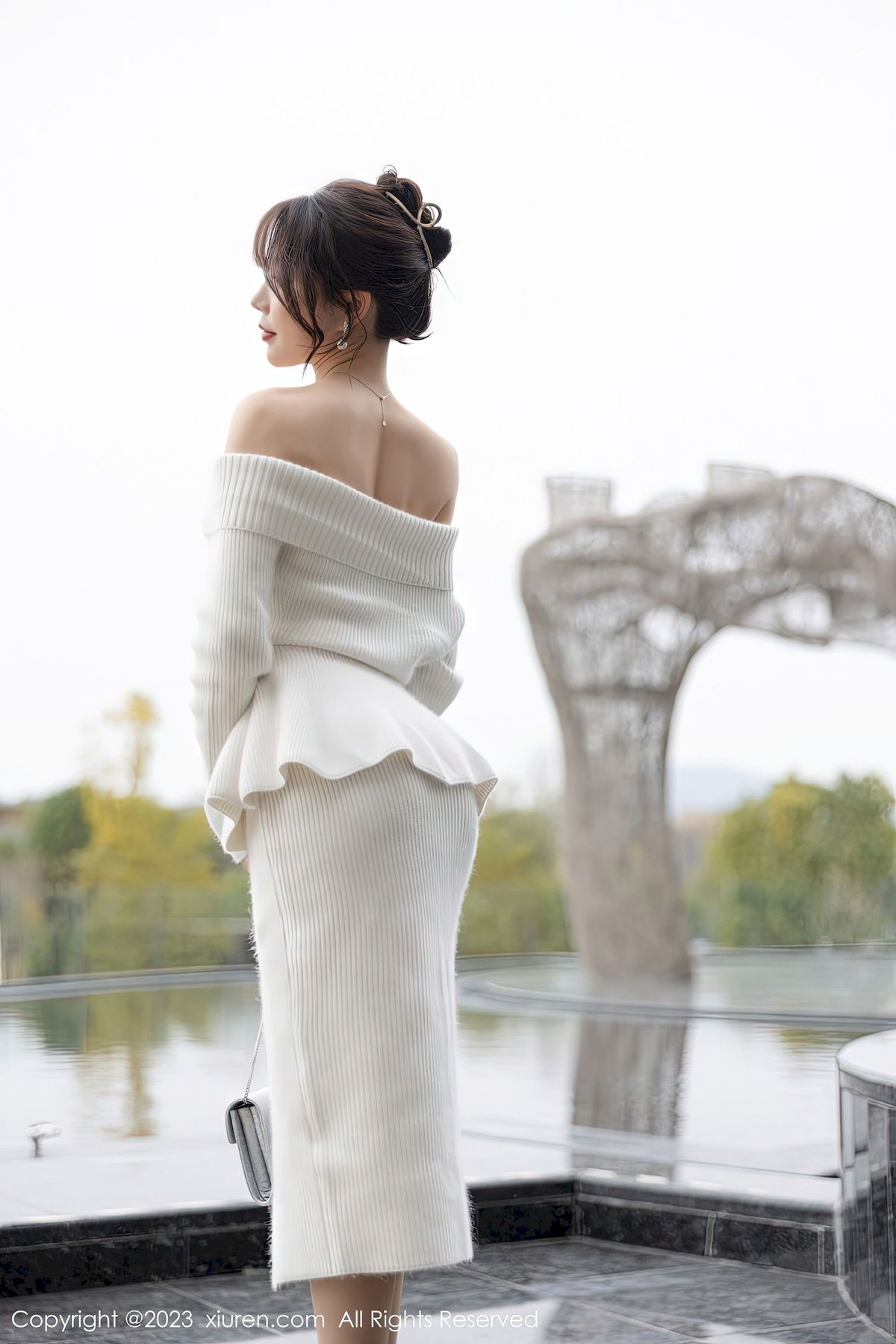 [秀人XiuRen] No.6132 女神徐莉芝Booty – 露肩连衣长裙+原色丝袜性感写真