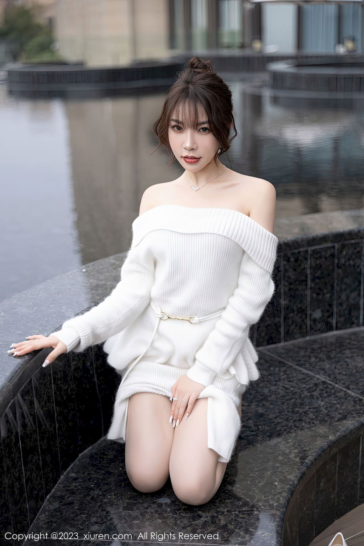 [秀人XiuRen] No.6132 女神徐莉芝Booty – 露肩连衣长裙+原色丝袜性感写真