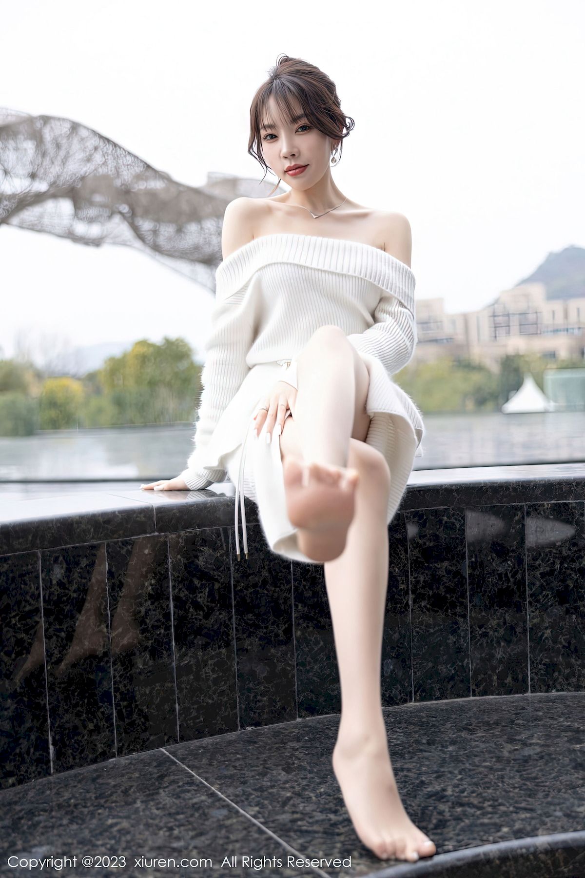 [秀人XiuRen] No.6132 女神徐莉芝Booty – 露肩连衣长裙+原色丝袜性感写真